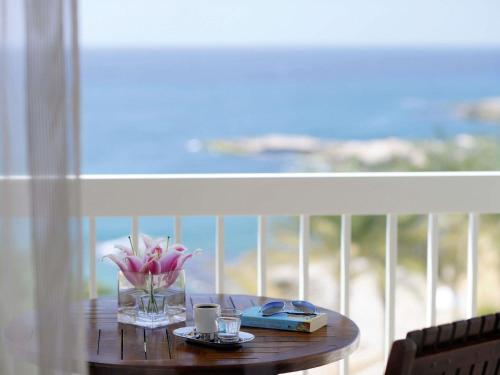 Suite Ambassador con vistas al mar del hotel Mövenpick Beirut. Foto 3