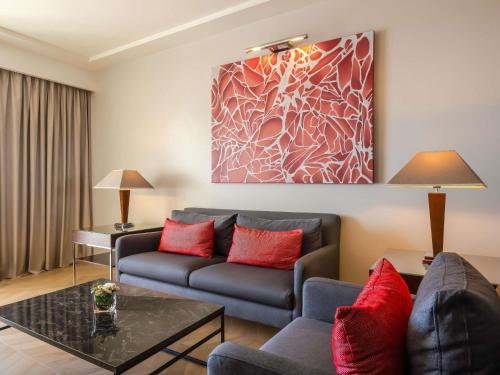 Suite Executive con vistas al mar del hotel Mövenpick Beirut. Foto 1