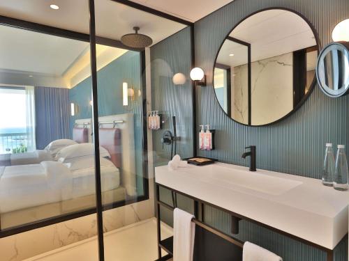 Executive Twin Room with Sea View del hotel Mövenpick Beirut. Foto 2