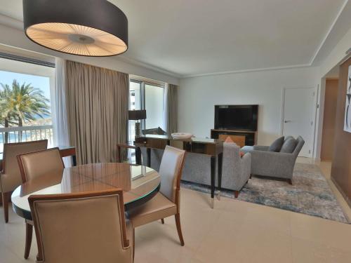Suite Diplomática con vistas al mar del hotel Mövenpick Beirut. Foto 5