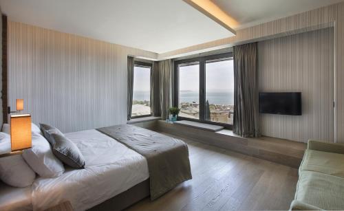Habitación Deluxe en la esquina con vistas al mar del hotel Arcadia Blue Istanbul. Foto 2