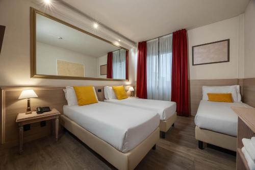 Habitación Triple del hotel Ih Hotels Milano St. John Sesto San Giovanni. Foto 1