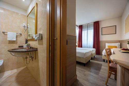 Habitación Triple del hotel Ih Hotels Milano St. John Sesto San Giovanni. Foto 2