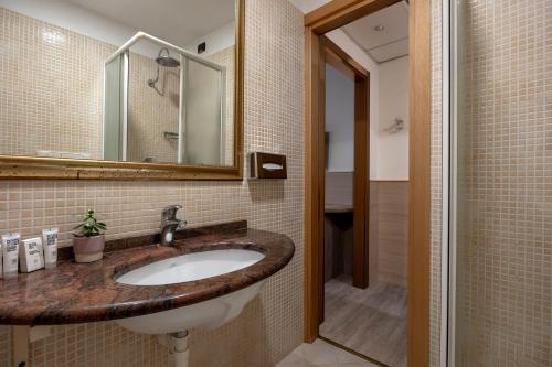 Habitación Triple del hotel Ih Hotels Milano St. John Sesto San Giovanni. Foto 3