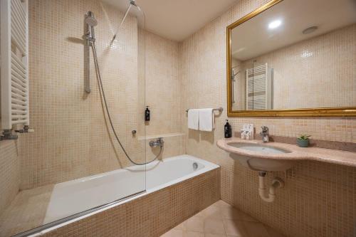 Habitación Triple Superior del hotel Ih Hotels Milano St. John Sesto San Giovanni. Foto 1