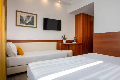 Habitación Triple Superior del hotel Ih Hotels Milano St. John Sesto San Giovanni. Foto 2