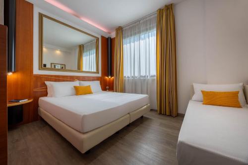 Habitación Triple Superior del hotel Ih Hotels Milano St. John Sesto San Giovanni. Foto 3