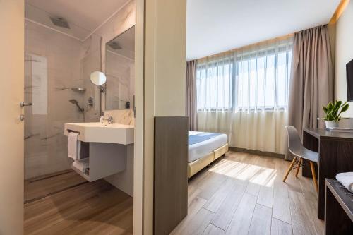 Habitación Doble Deluxe del hotel Ih Hotels Milano St. John Sesto San Giovanni. Foto 1