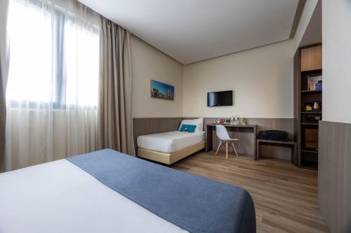 Habitación Triple Deluxe del hotel Ih Hotels Milano St. John Sesto San Giovanni. Foto 1