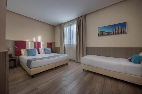 Habitación Triple Deluxe del hotel Ih Hotels Milano St. John Sesto San Giovanni. Foto 2