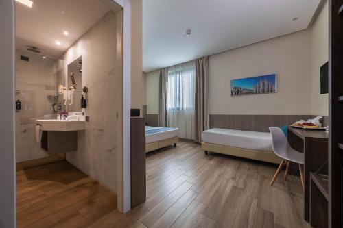 Habitación Triple Deluxe del hotel Ih Hotels Milano St. John Sesto San Giovanni. Foto 3