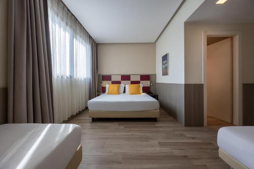 Habitación Cuádruple Deluxe del hotel Ih Hotels Milano St. John Sesto San Giovanni. Foto 2