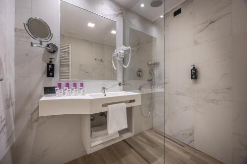 Habitación Cuádruple Deluxe del hotel Ih Hotels Milano St. John Sesto San Giovanni. Foto 3