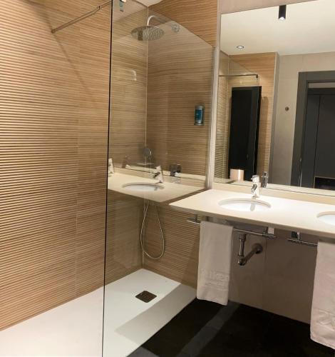 Habitación Doble Confort - 1 o 2 camas del hotel Silken Ciudad Gijon. Foto 2