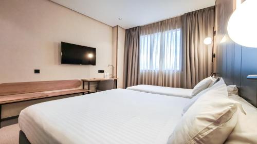 Habitación Doble con cama supletoria - 2 camas del hotel Silken Ciudad Gijon. Foto 1