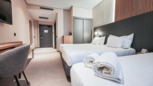 Habitación Doble con cama supletoria - 2 camas del hotel Silken Ciudad Gijon. Foto 5