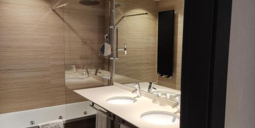 Habitación Doble Deluxe del hotel Silken Ciudad Gijon. Foto 5