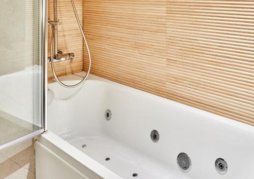 Habitación Doble Club del hotel Silken Ciudad Gijon. Foto 2