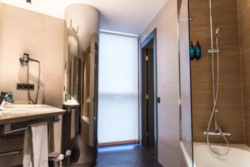 Habitación Doble Club del hotel Silken Ciudad Gijon. Foto 3