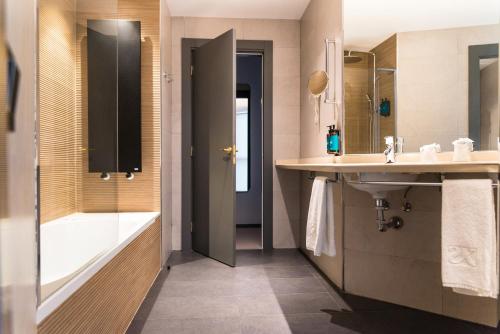 Habitación Doble Club del hotel Silken Ciudad Gijon. Foto 4