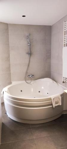 Habitación Doble Deluxe Club del hotel Silken Ciudad Gijon. Foto 2