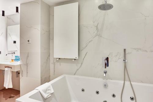 Suite Junior del hotel Silken Ciudad Gijon. Foto 1