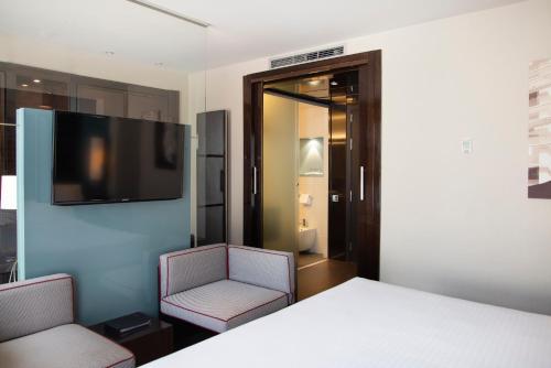 Habitación Deluxe - 1 cama extragrande del hotel Pestana Arena Barcelona. Foto 2