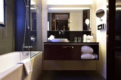 Habitación Deluxe - 1 cama extragrande del hotel Pestana Arena Barcelona. Foto 3