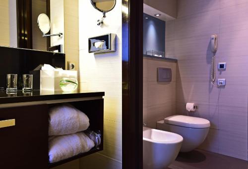 Habitación Deluxe - 1 cama extragrande del hotel Pestana Arena Barcelona. Foto 4