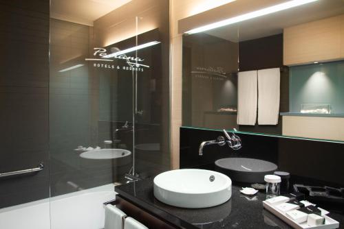 Habitación Deluxe - 1 cama extragrande del hotel Pestana Arena Barcelona. Foto 5