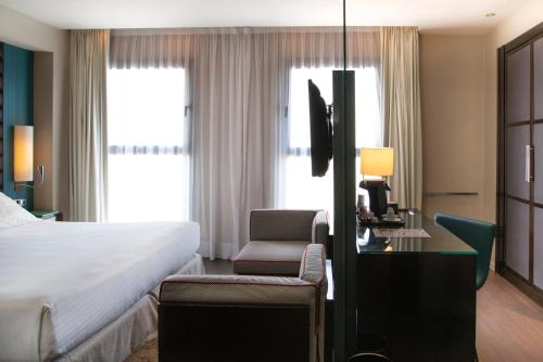 Habitación Deluxe - 1 cama extragrande del hotel Pestana Arena Barcelona. Foto 6