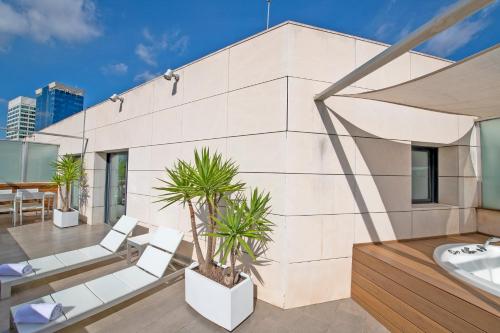 Suite Junior con bañera de hidromasaje en la terraza del hotel Pestana Arena Barcelona