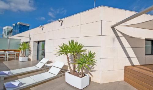 Suite Junior con bañera de hidromasaje en la terraza del hotel Pestana Arena Barcelona. Foto 1