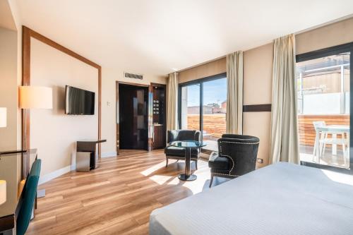 Suite Junior con bañera de hidromasaje en la terraza del hotel Pestana Arena Barcelona. Foto 3