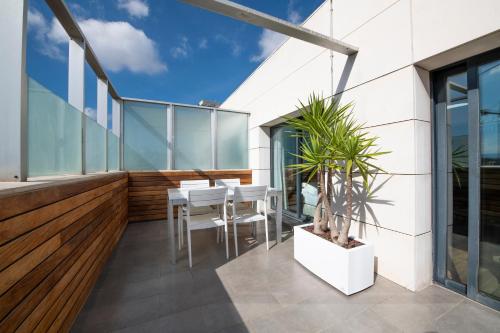 Suite Junior con bañera de hidromasaje en la terraza del hotel Pestana Arena Barcelona. Foto 7