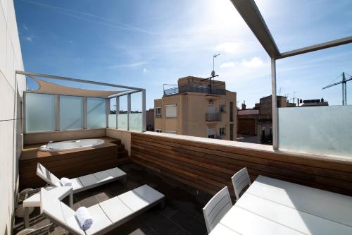 Suite Junior con bañera de hidromasaje en la terraza del hotel Pestana Arena Barcelona. Foto 8