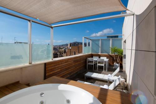 Suite Junior con bañera de hidromasaje en la terraza del hotel Pestana Arena Barcelona. Foto 9
