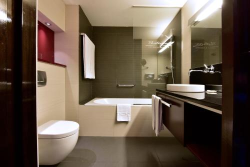 Habitación Premium del hotel Pestana Arena Barcelona. Foto 1
