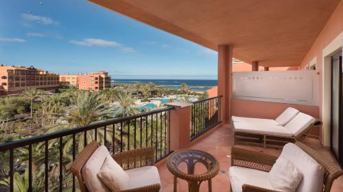 Suite Executive con cama grande y vistas al mar del hotel Sheraton Fuerteventura Beach, Golf and Spa Resort