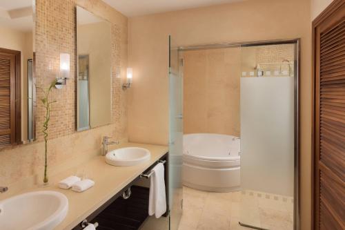 Suite Junior Premium con vistas al jardín del hotel Sheraton Fuerteventura Beach, Golf and Spa Resort. Foto 3