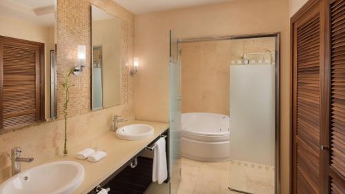 Suite Junior Deluxe con vistas al mar del hotel Sheraton Fuerteventura Beach, Golf and Spa Resort. Foto 1