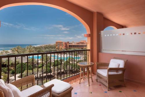 Habitación Doble Deluxe con vistas al mar del hotel Sheraton Fuerteventura Beach, Golf and Spa Resort. Foto 1