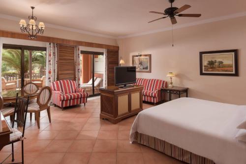 Suite Junior Deluxe del hotel Sheraton Fuerteventura Beach, Golf and Spa Resort. Foto 2