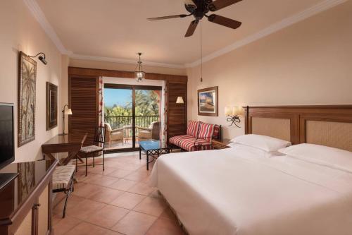 Habitación Premium con vistas al jardín - 1 cama extragrande del hotel Sheraton Fuerteventura Beach, Golf and Spa Resort
