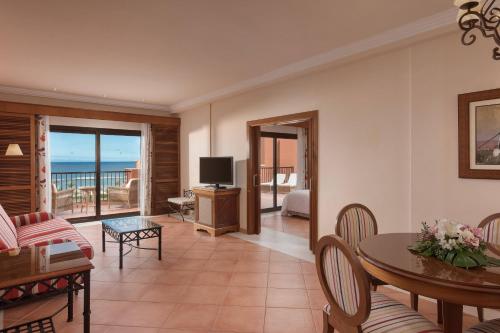 Suite Executive con cama extragrande y vistas al mar del hotel Sheraton Fuerteventura Beach, Golf and Spa Resort
