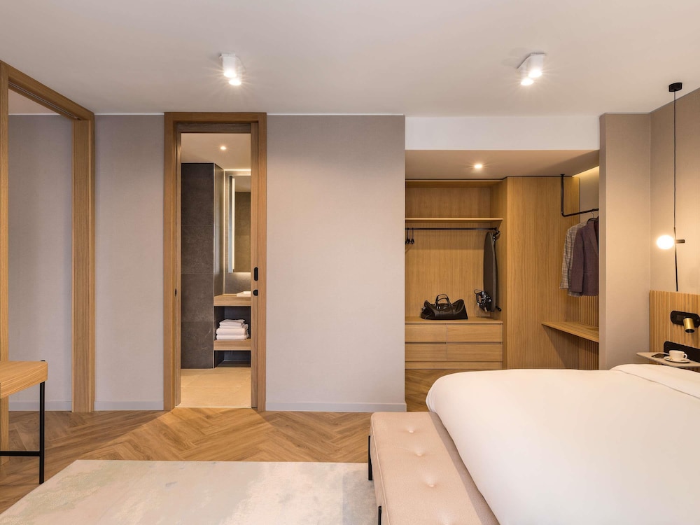 Suite Junior con 1 cama king size y sofá del hotel Mercure Sofia City. Foto 3