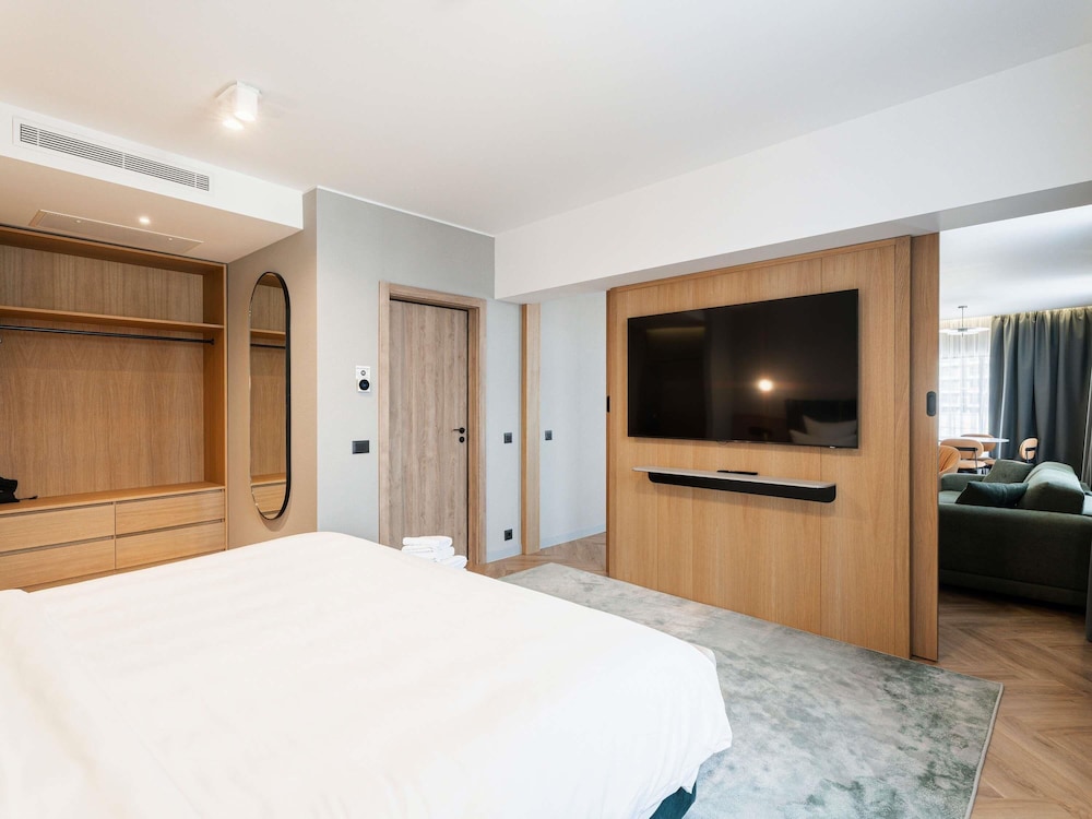 Suite Ejecutiva con 1 Cama King Size y Sofá del hotel Mercure Sofia City. Foto 3