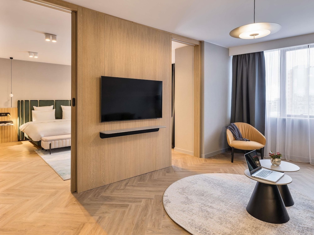 Suite Junior con 1 cama king size y sofá del hotel Mercure Sofia City. Foto 3