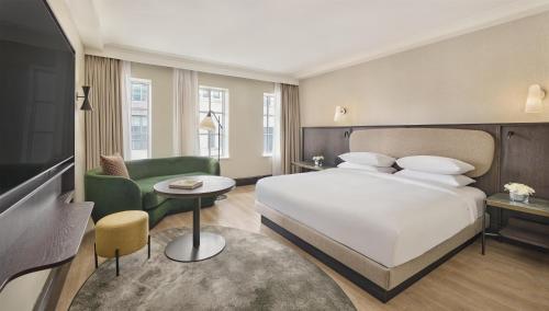 Habitación con cama extragrande y acceso al club del hotel Hyatt Regency London Blackfriars. Foto 2