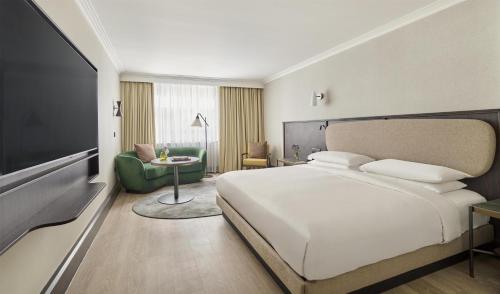 Habitación con cama extragrande y acceso al club del hotel Hyatt Regency London Blackfriars. Foto 6